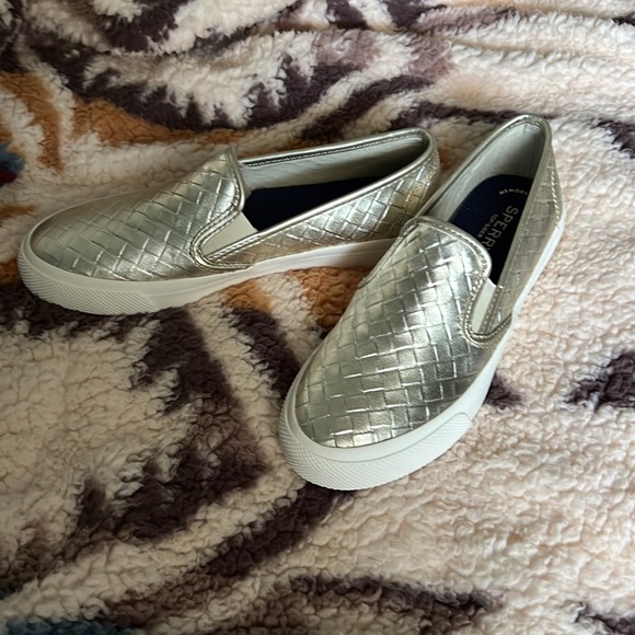 Sperry seaside weave shoes. Platinum, size 7 - Picture 3 of 4
